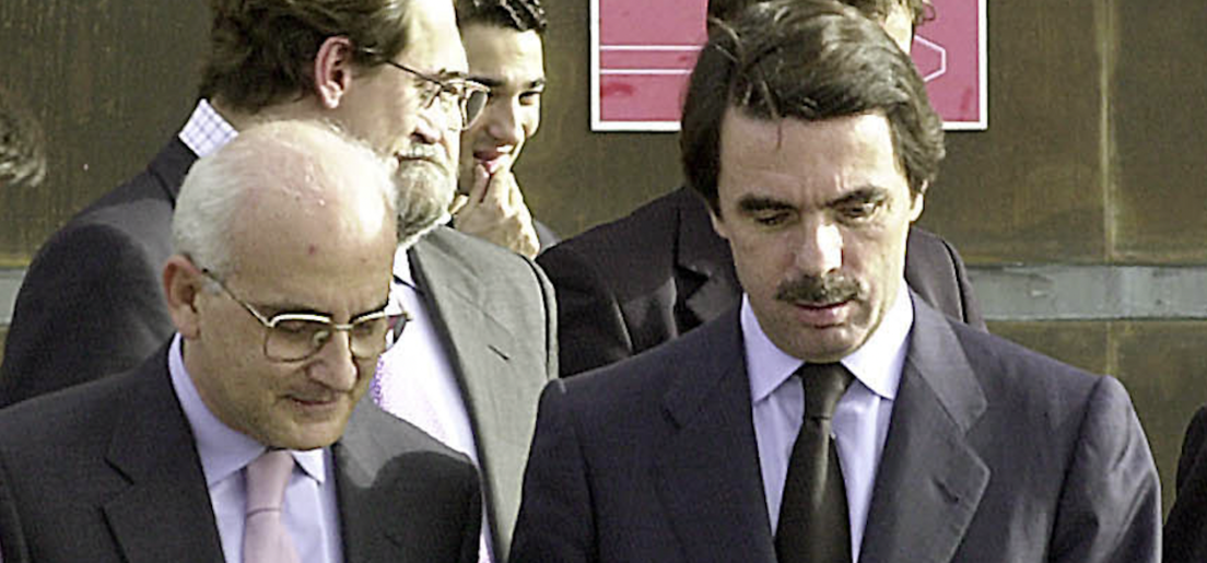 Aznar, acompañado por Javier Zarzalejos, secretario general de la Presidencia del Gobierno y uno de sus tres enviados a hablar con ETA.