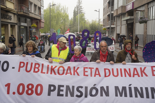 Manifestación convocada por el Movimiento de Pensionistas de Euskal Herria en Gasteiz.