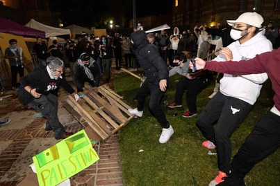 Asaltantes proisraelíes atacan con palos y espráis el campamento de solidaridad con Palestina en el campus de la UCLA. 