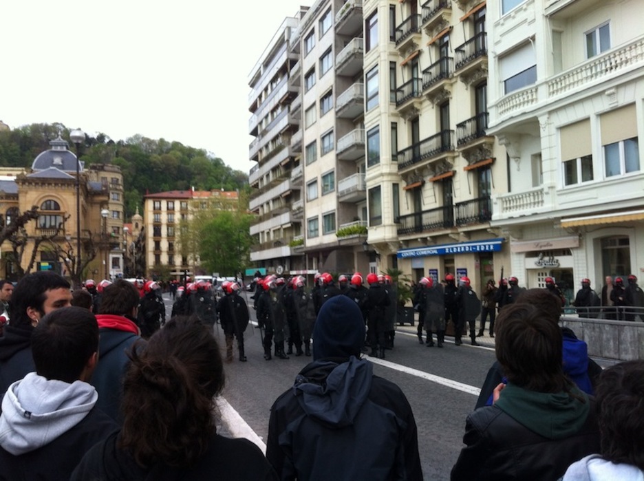 Barrera policial en la calle Hernani. (Aitor ANSA)