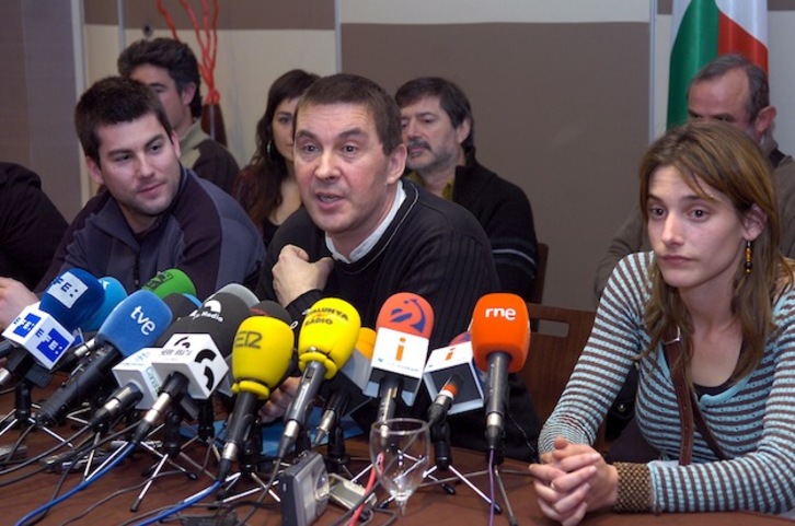Rueda de prensa de la izquierda abertzale con Otegi, Rodríguez y Zabaleta en primer plano. (ARGAZKI PRESS)