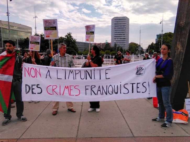 Imagen de archivo de una concentración celebrada en Ginebra, sede de la ONU, contra la impunidad del franquismo. (NAIZ)