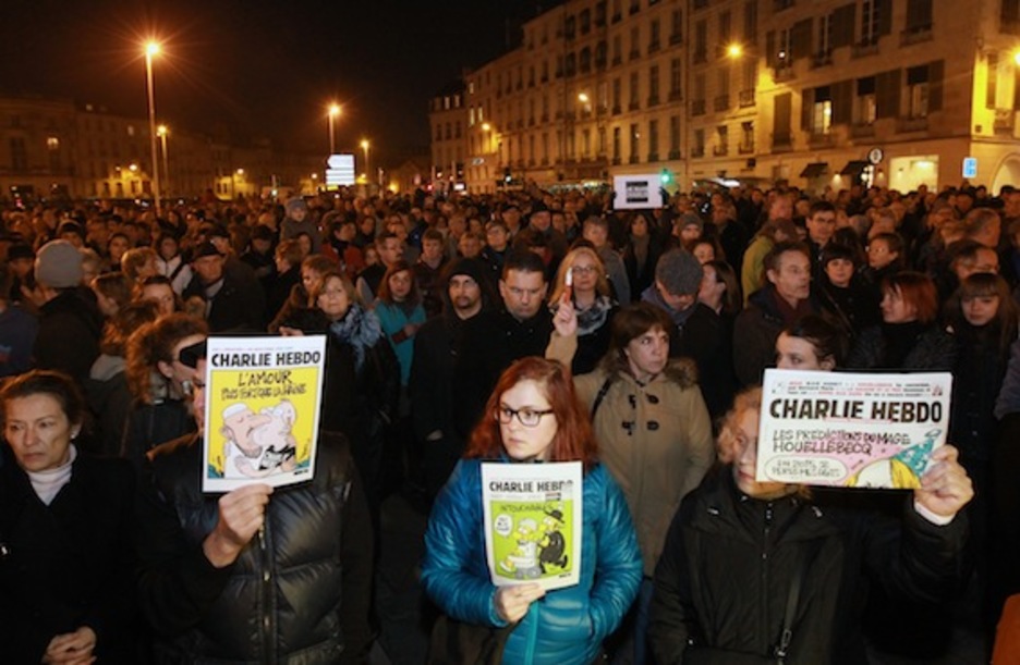 Baionan Charlie Hebdoren alde egindako elgarretaratzea.