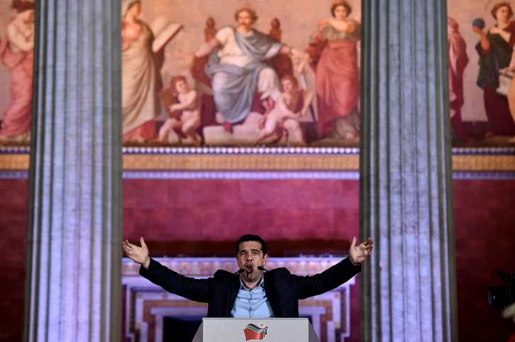 Tsipras celebrando la victoria con sus seguidores. (Aris MESSINIS / AFP)