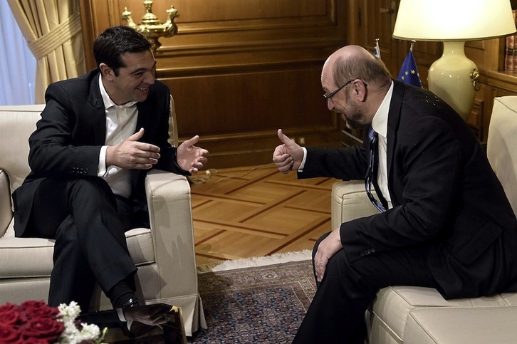 Tsipras y Schulz, durante la reunión que han mantenido hoy. (Aris MESSINIS / AFP)