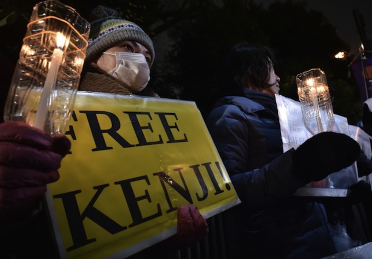 Concentración este viernes en Tokio por la libertad de Kenji Gozo. (Yoshikazu TSUNO / AFP)