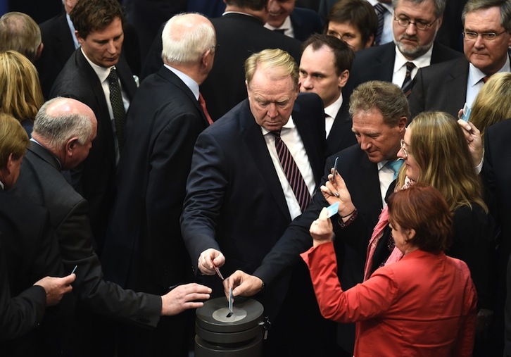 Los diputados alemanes depositan su voto en el Bundestag. (Odd ANDERSEN/AFP) 
