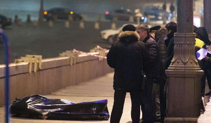 El cadavér de Nemtsov en pleno centro de Moscú. (AFP)