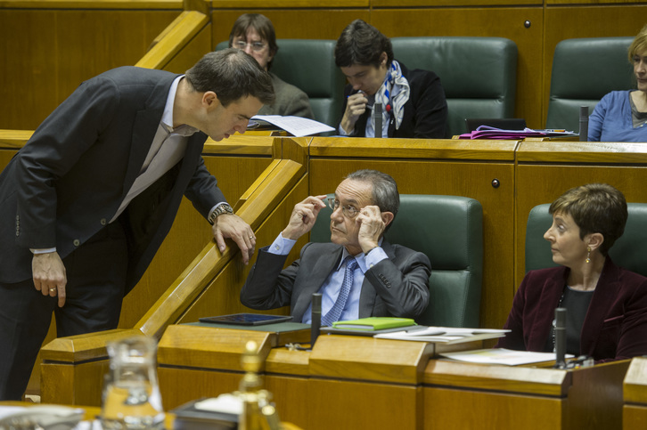Ángel Toña en el Parlamento de Gasteiz, junto con Gorka Maneiro de UPyD. (Juanan RUIZ / ARGAZKI PRESS)