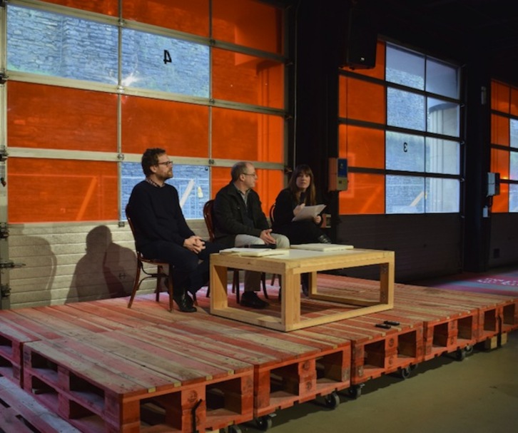 Pablo Berástegui, Juan Karlos Izagirre y Enara García, en la sede de Donostia 2016. 