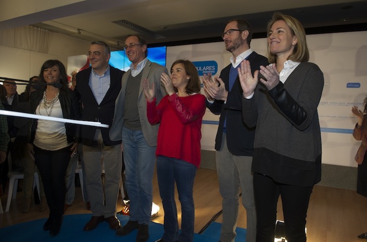 Alfonso Alonso y Javier Maroto, junto a otros dirigentes del PP, en un reciente acto político celebrado en Gasteiz. (Raúl BOGAJO / AFP)