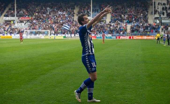 Manu Barreiro, en la celebración del primer gol. (Raul BOGAJO / ARGAZKI PRESS)