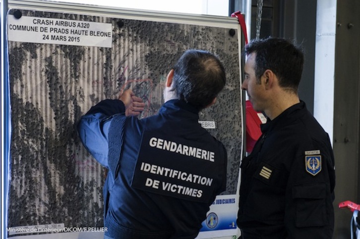 Dos gendarmes observan un mapa de la zona. (Francis PELLIER / AFP)