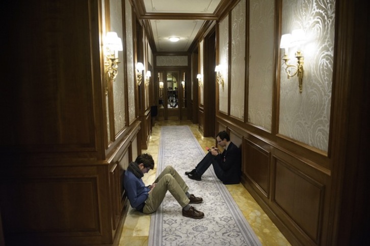 Periodistas esperan noticias en los pasillos del Beau Rivage Palace Hotel de Lausanne (Suiza), sede de las conversaciones. (Brendan SMIALOWSKI  / AFP)
