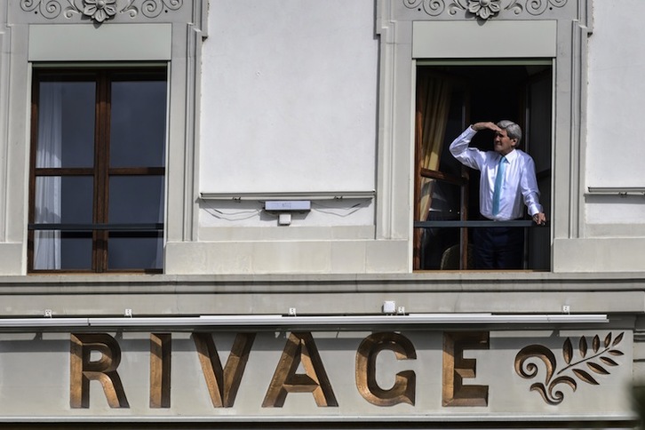 El secretario de Estado estadounidense, John Kerry, observa desde una ventana del hotel donde se celebran las negociaciones. (Fabrice COFFRINI)