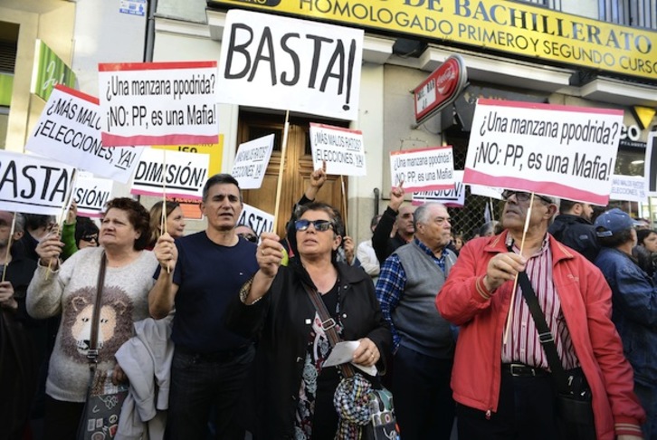 Concentración ante la sede del PP en Madrid. (Gerard JULIEN / AFP)