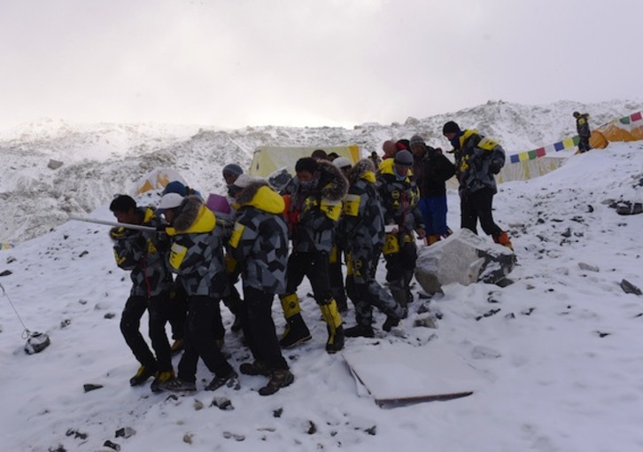 Los servicios de rescate evacúan a un herido desde el campo base del Everest. (Roberto SCHMIDT/AFP PHOTO)