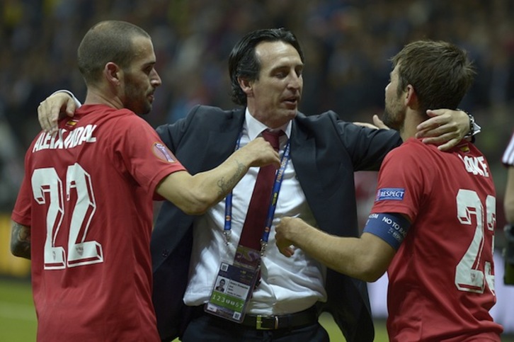 Emery celebra el título con sus jugadores Aleix Vidal y Coke. (Jorge GUERRERO / AFP)