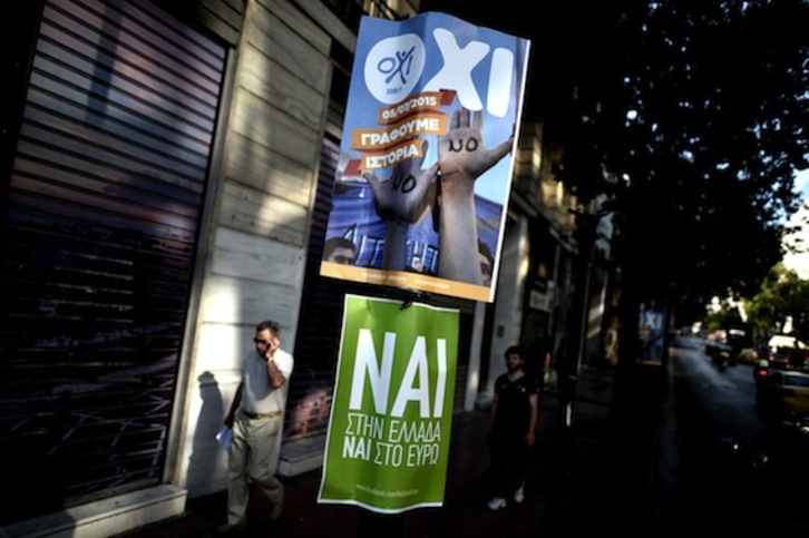 Carteles por el «Sí» y por el «No» en Atenas. (Aris MESSINIS/AFP PHOTO)