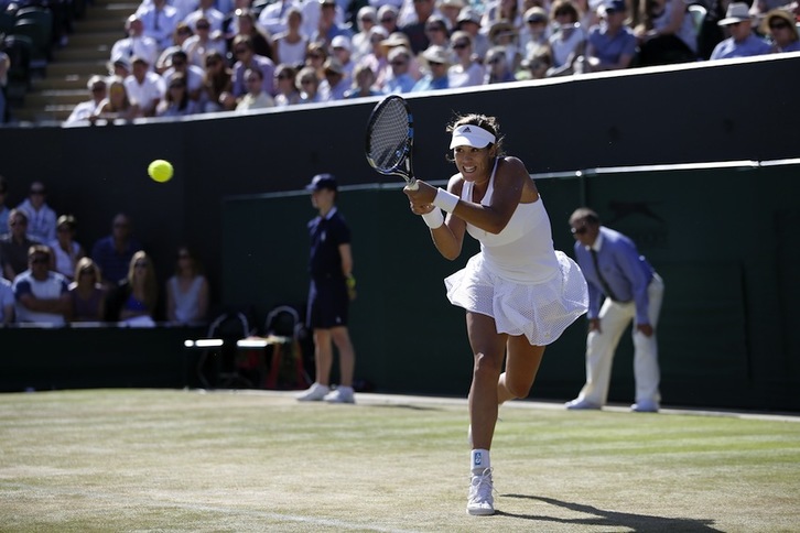 Garbiñe Muguruza golpea la bola en su choque contra Wozniacki. (Adrian DENNIS / AFP)   