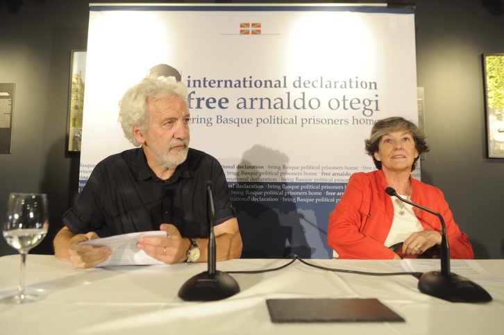 Joseba Zulaika presentó, junto a Laura Mintegi, las adhesiones de EEUU. (Jon URBE /ARGAZKI PRESS)