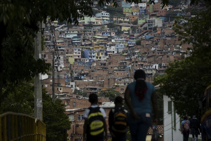 Imagen de la Comuna 13 de Medellín, donde está la fosa común. (Raúl ARBOLEDA/AFP)