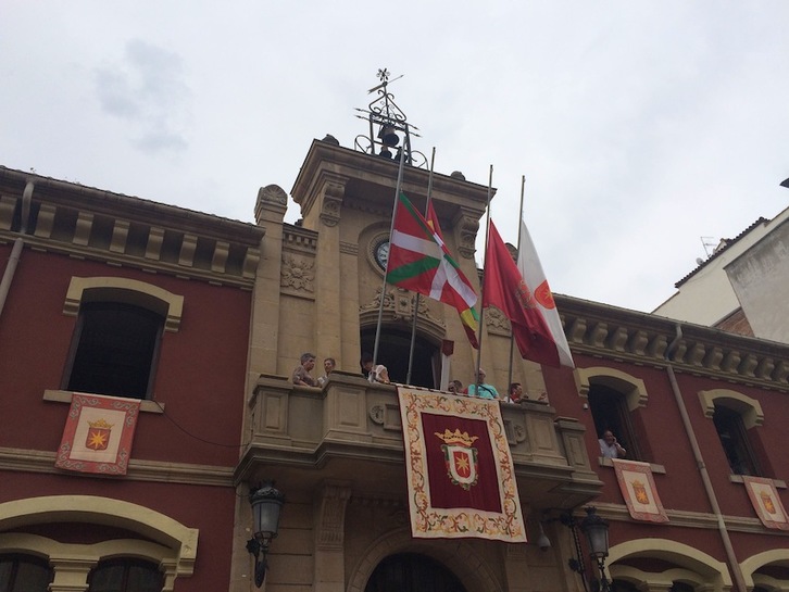 La ikurriña en el balcón del Ayuntamiento de Lizarra, en el chupinazo. (Mikel NAVARRO)