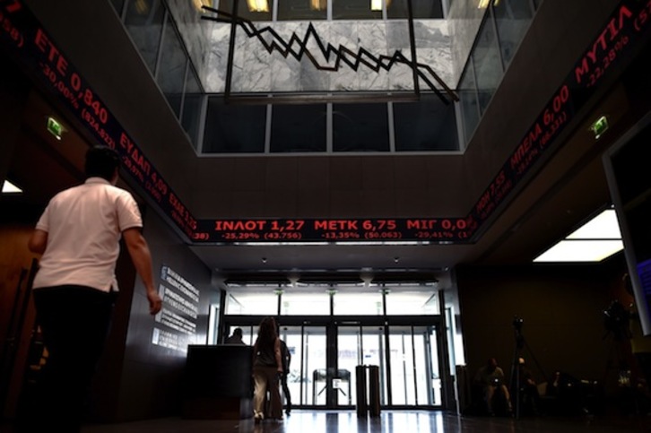 La Bolsa de Atenas se ha teñido de rojo en su retorno. (Aris MESSINIS/AFP PHOTO)