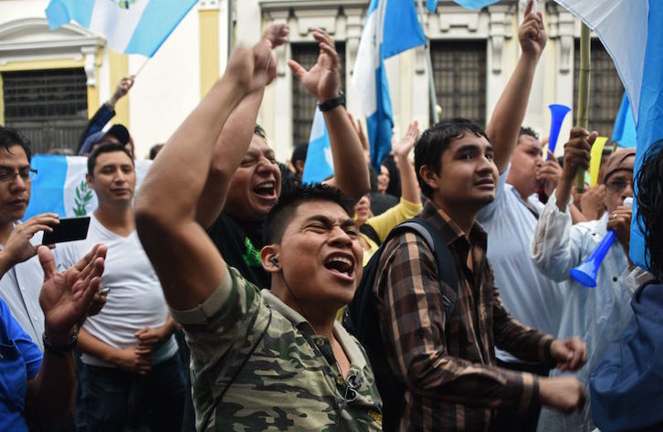 Manfiestantes celebran frente al Parlamento la retirada de la inmunidad a Pérez Molina. ( Johan ORDOÑEZ | AFP)
