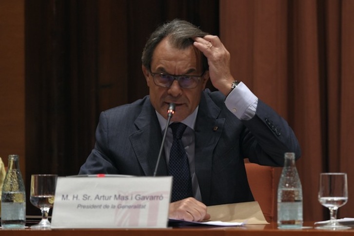 El president, Artur Mas, durante su comparecencia esta tarde en el Parlament. (Lluís GENÉ/AFP)