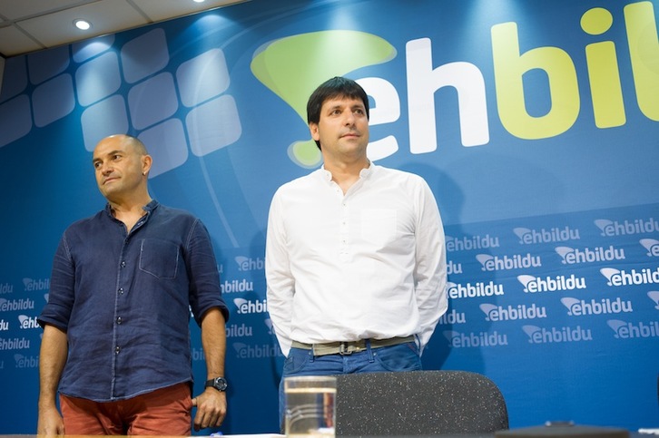 Luis Intxauspe y Julen Mendoza han expuesto la postura que EH Bildu llevará a la reunión de alcaldes. (Juan Carlos RUIZ/ARGAZKI PRESS)