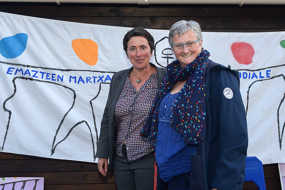 Isabelle Pargade, conseillère départementale, et Alice Leyçagueçahar, conseillère régionale, étaient à Hasparren. © Isabelle Miquelestorena
