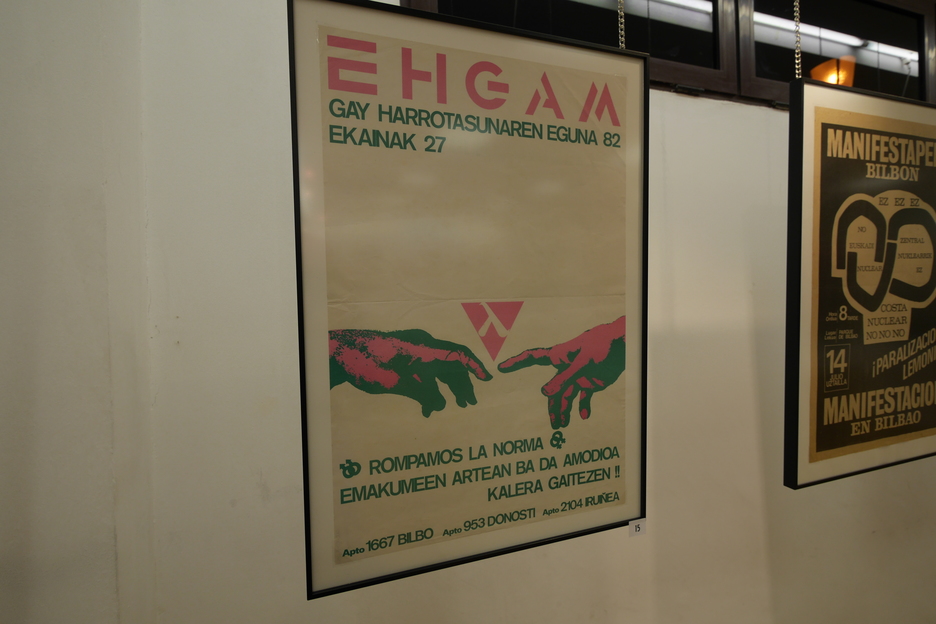 Un cartel de EHGAM y otro contra la central nuclear de Lemoiz. (Gotzon ARANBURU)
