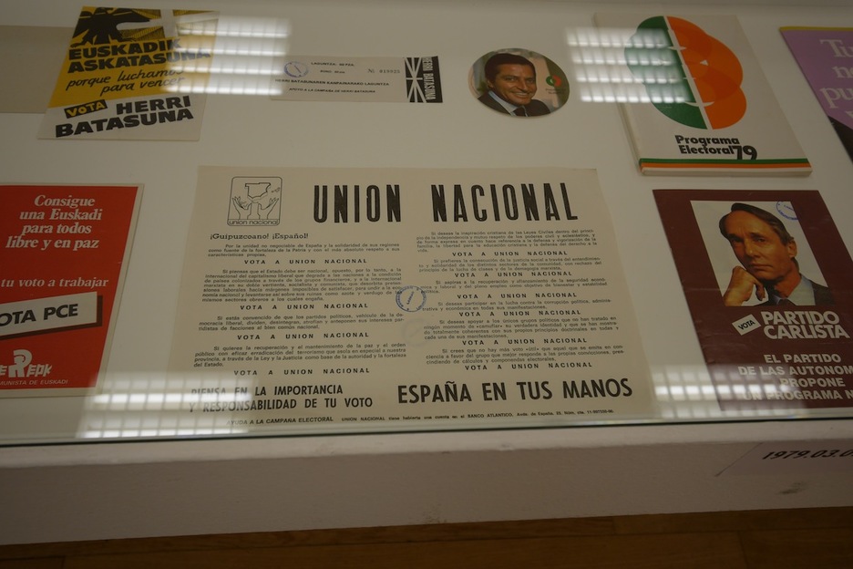 Carteles del PC, UCD, Unión Nacional, Partido Carlista... (Gotzon ARANBURU)