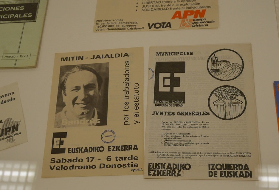 Carteles anunciadores de mitines de Euskadiko Ezkerra. (Gotzon ARANBURU)