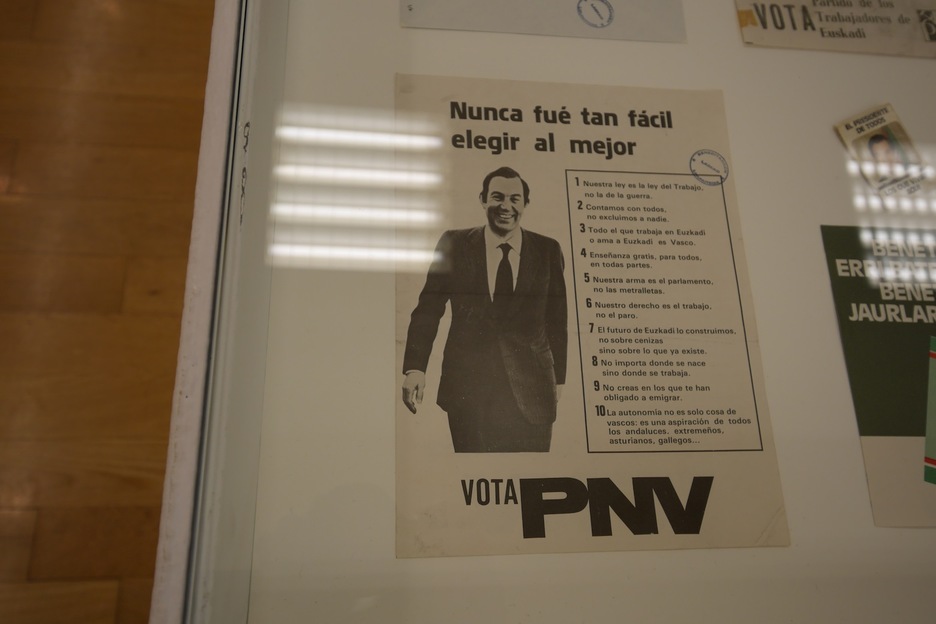 Un Carlos Garaikoetxea sonriente en un cartel del PNV. (Gotzon ARANBURU) 