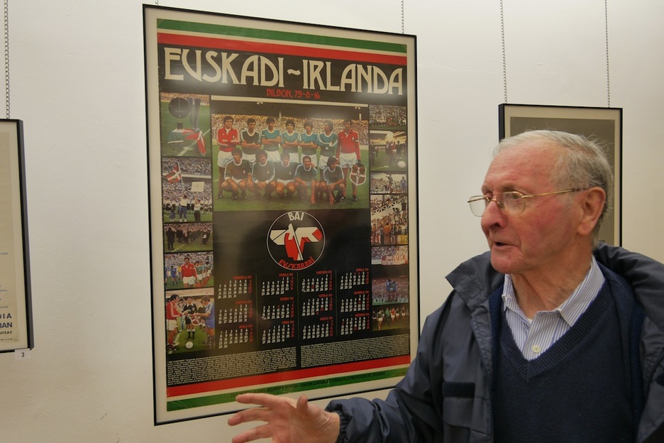 Juan Joxe Agirre, ante el cartel anunciador del partido Euskadi-Irlanda. (Gotzon ARANBURU)