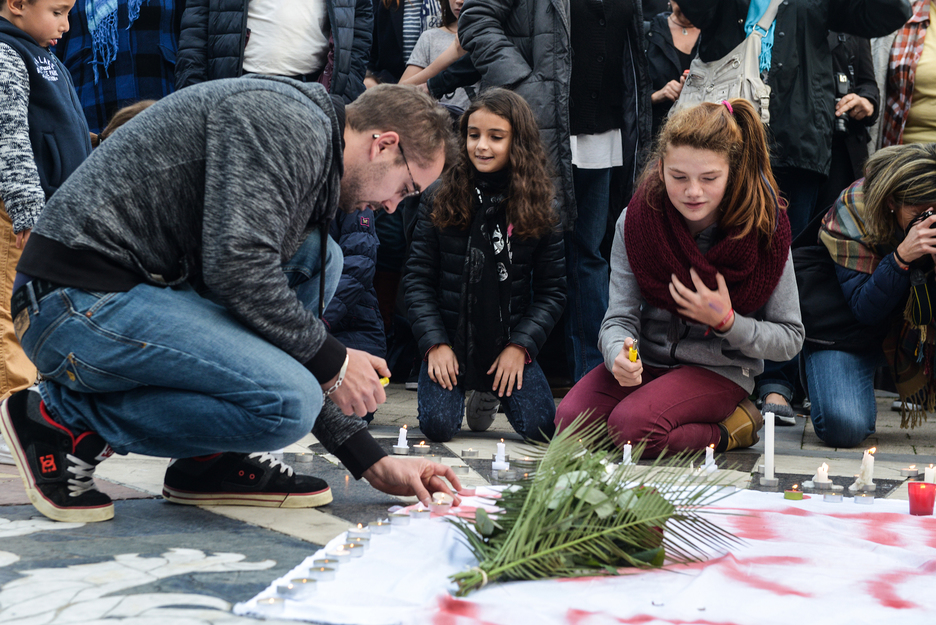 Isiltasunean iragan da Pariseko atentatuen biktimen omenez egin den elgarretaratzea, Baionan. © Isabelle MIQUELESTORENA