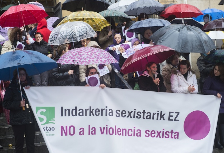 Marcha de mujeres desde Sestao hasta Santurtzi. (Luis JAUREGIALTZO / ARGAZKI PRESS)