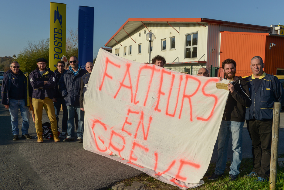 Les postiers d’Urrugne et d’Hendaye contestent la fermeture annoncée pour janvier du centre de tri d’Hendaye. © Isabelle Miquelestorena