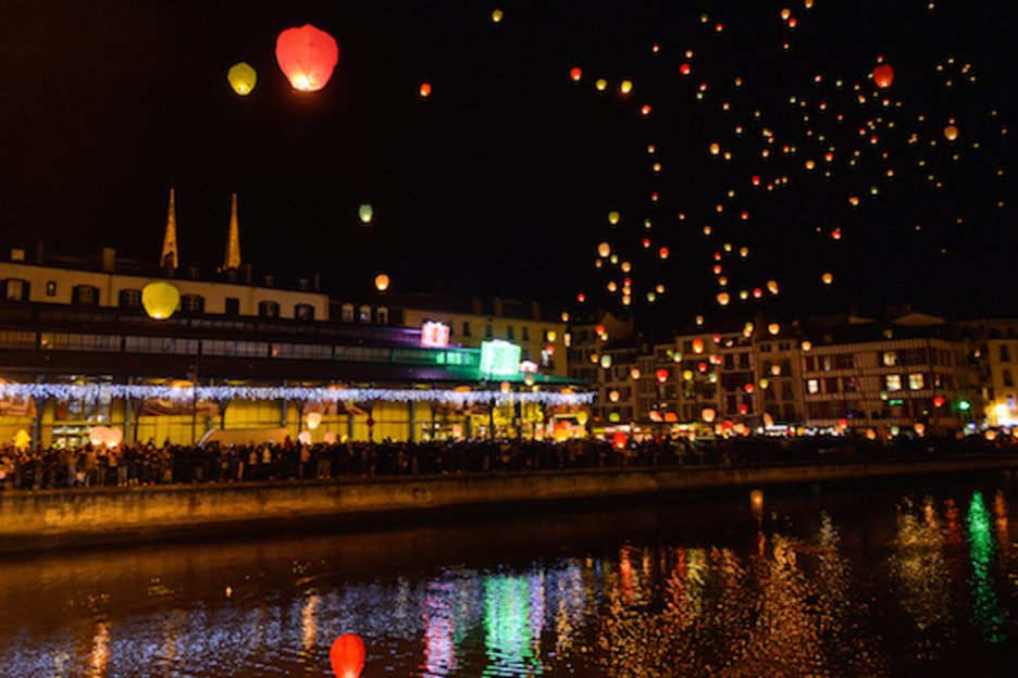 Plus de 500 lanternes biodégradables se sont envolées. © Isabelle Miquelestorena