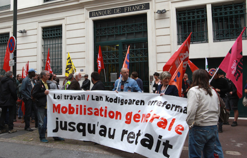 Des manifestants ont suivi l'appel du collectif Jusqu'au retrait à bloquer l'entrée des locaux de la Banque de France. © Bob EDME