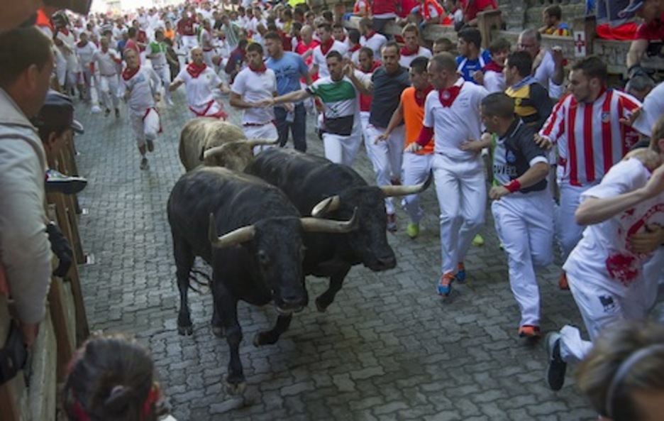 Los dos últimos toros de la manada enfilan hacia la plaza de toros. (Andoni CANELLADA/ARGAZKI PRESS)
