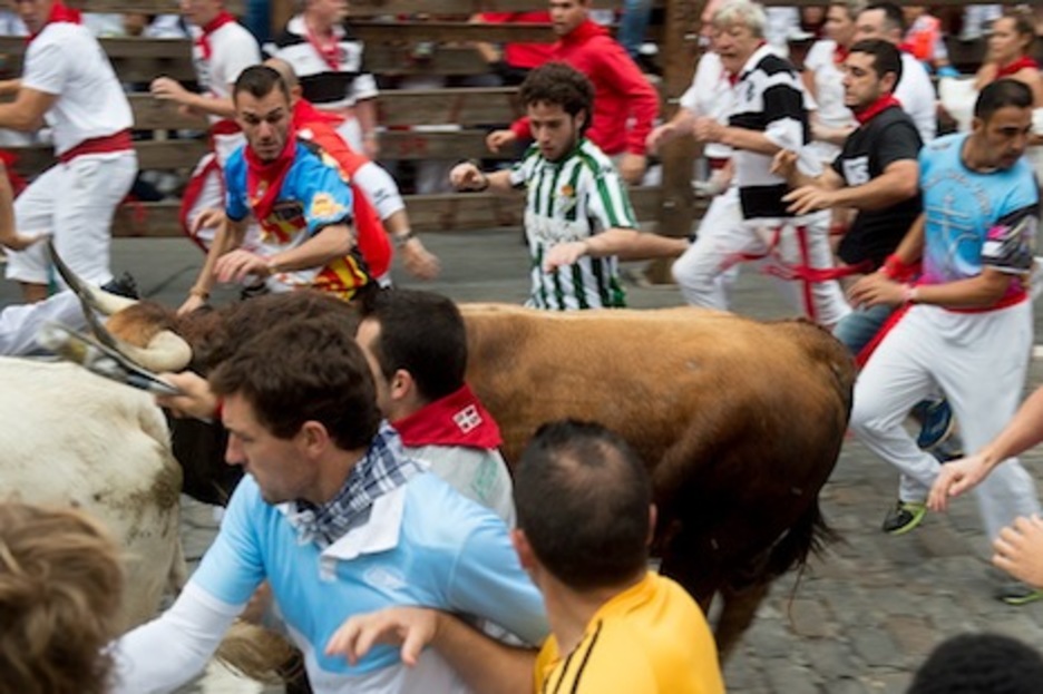 El toro castaño cierra la manada tras caerse en Telefónica. (Iñigo URIZ/ARGAZKI PRESS)