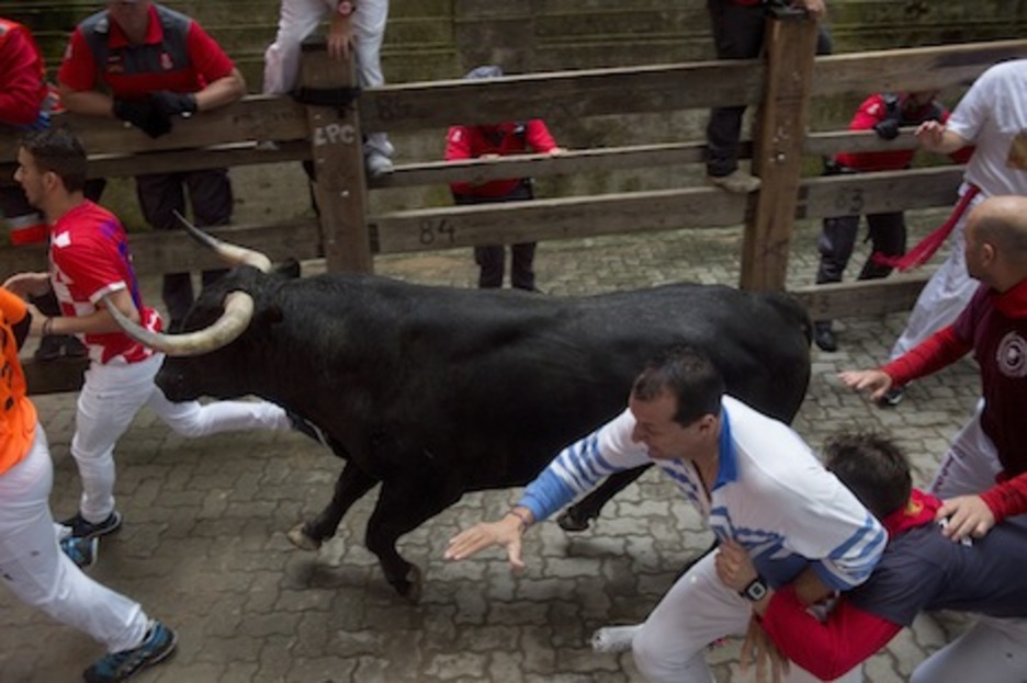Un toro suelto corre en dirección a la plaza de toros. (Iñigo URIZ/ARGAZKI PRESS)