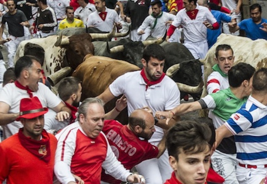 Caras de esfuerzo en los corredores al intentar mantener el ritmo de los toros. (Jagoba MANTEROLA/ARGAZKI PRESS)