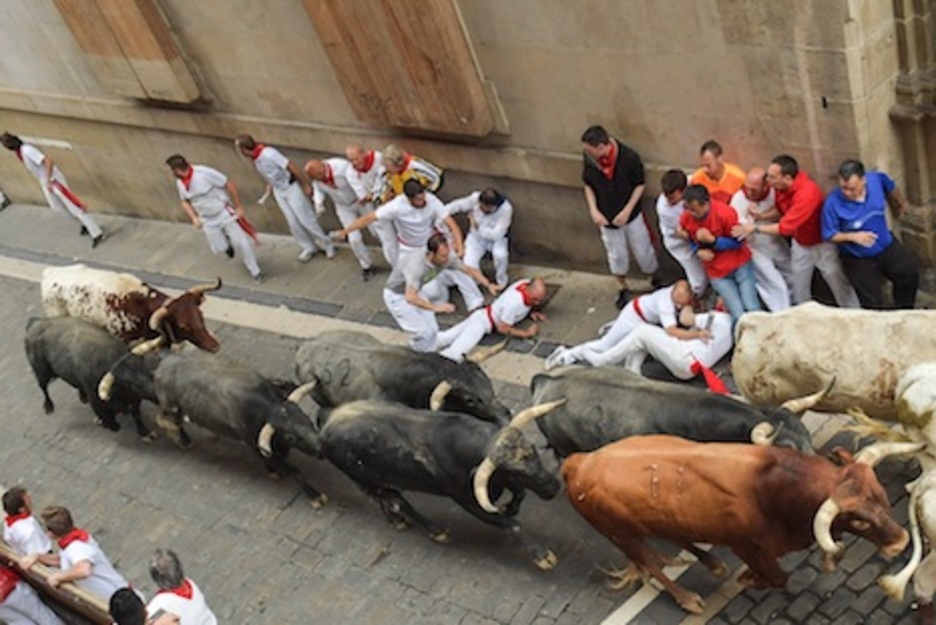 Los toros estirados enfilan hacia la plaza Consistorial. (Idoia ZABALETA/ARGAZKI PRESS)