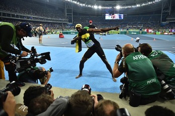 El jamaicano Usain Bolt posa para las cámaras. (Carl DE SOUZA/AFP)
