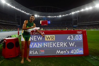 Van Niekerk posa junto a su plusmarca mundial. (Franck FIFE/AFP)