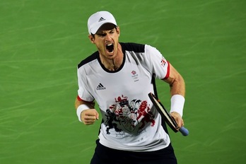 El tenista escocés Andy Murray, exultante tras la victoria. (Javier SORIANO/AFP)